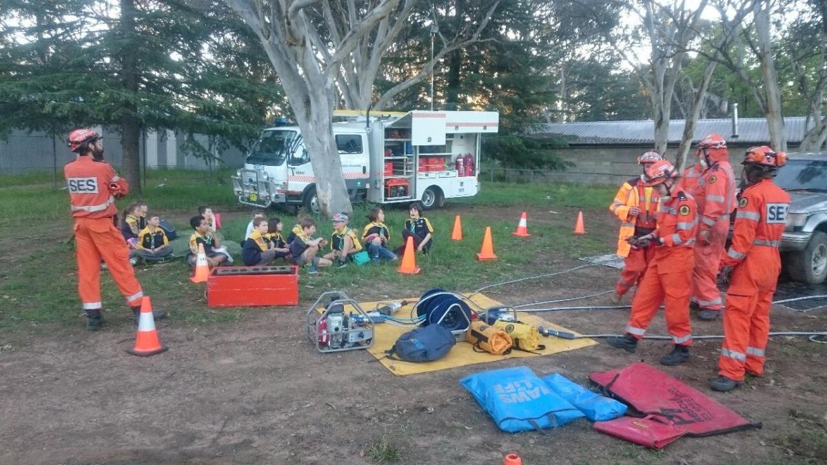 Cub Scouts get help with 1st aid skills from the State Emergency Service volunteers