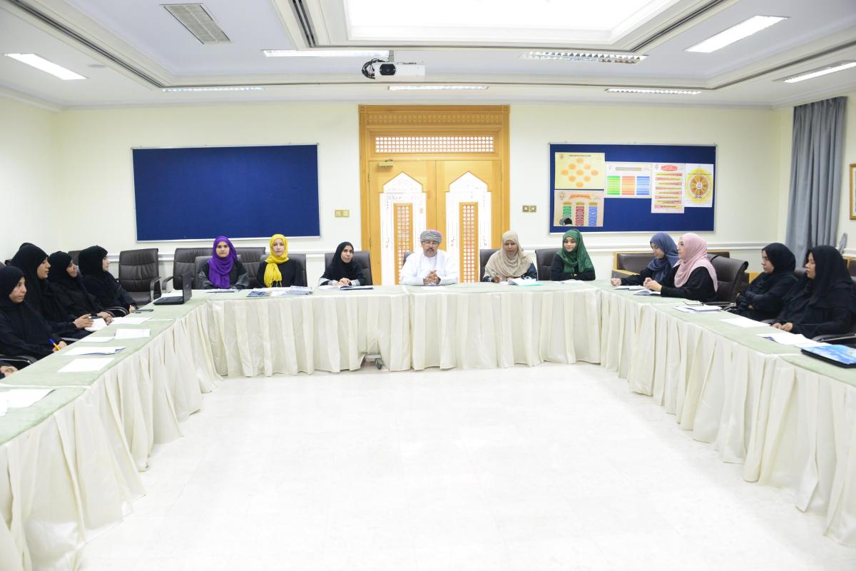 مديرية كشافة ومرشدات عُمان تناقش برنامج المخيم الصيفي ال18 للمرشدات  بظفار