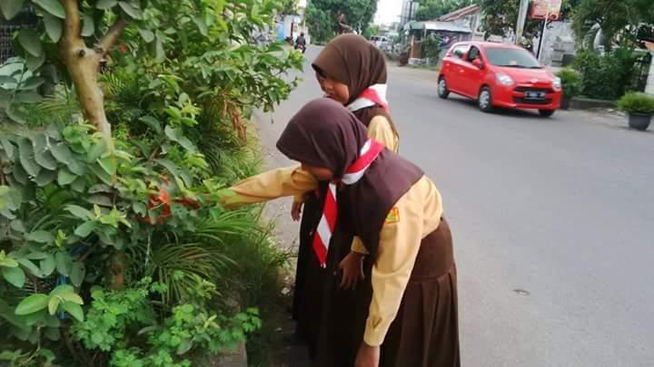 Peringati Hari Bumi, Pramuka SD Tegalwangi 01 Punguti Sampah dan Sirami Tanaman