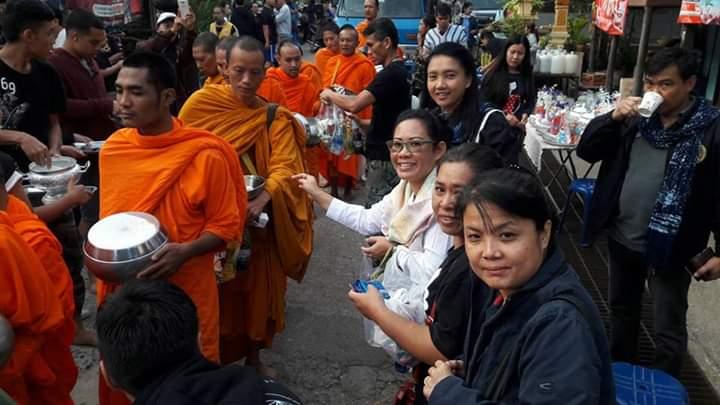 ทำบุญใส่บาตร