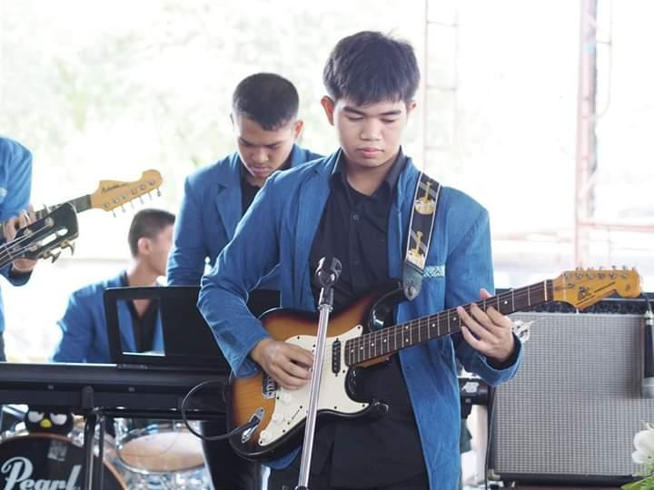 เล่นดนตรีงานเปิดบ้านที่วิทยาลัย