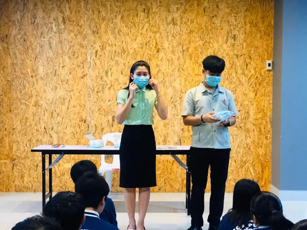 สอนนักเรียนใส่หน้ากากอนามัย