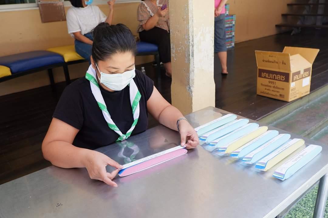 ร่วมทำหน้ากากนำไปบริจาค