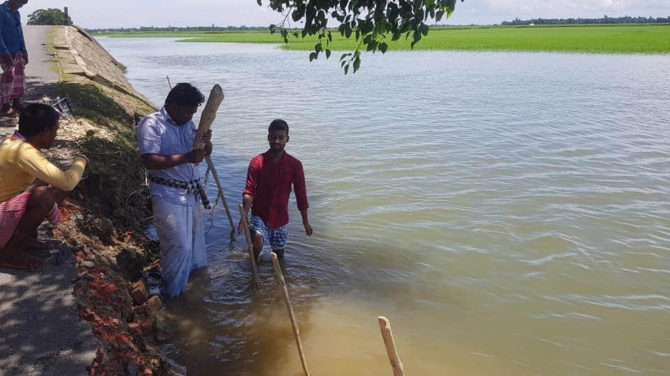 বন্যার পানি থেকে বাঁচতে বাঁধ মেরামত
