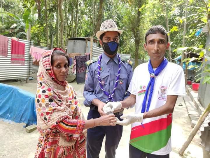 করোনা ভাইরাস সংক্রমণে বাড়ি বাড়ি গিয়ে লিফলেট ও হ্যান্ড স্যানিটাইজার বিতরণ