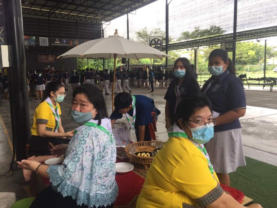 สอนนักเรียนทำขนมไทย