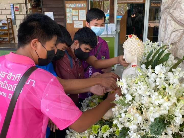 เข้าร่วมกิจกรรมรดน้ำพระ