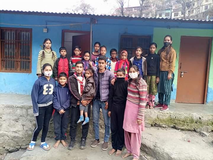 रोवर सोनू   कुमार ने  जन्म दिन पर बाटे कपड़े ओर किया रक्त्दान