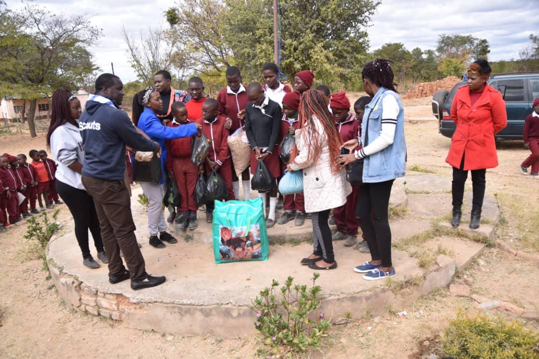 Midlands province scouts donate food and clothing #Zimbabwe 