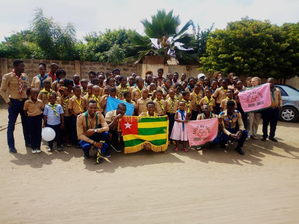  activité scout comprenant le défilé scout et la promesse scout et jeune louveteau et éclaireurs (e)s au Togo a Lomé au croupe sagesse pour marquer la fin de l'année scolaire 