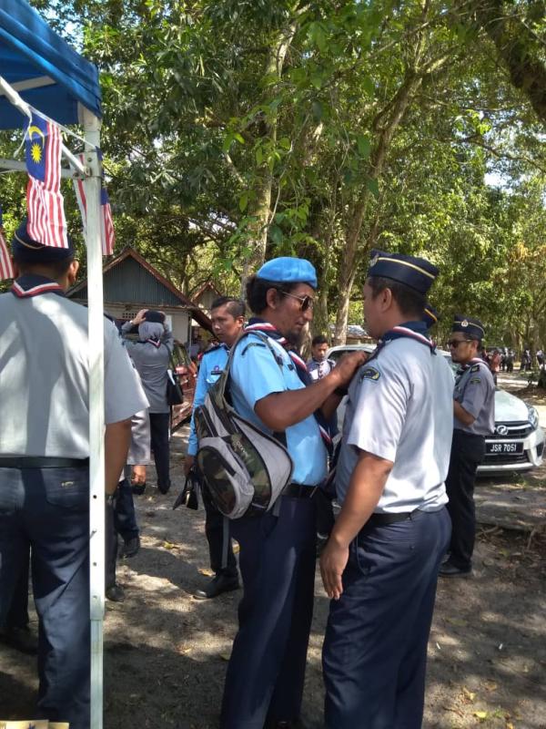 Buluh Ditebing, Parang Ditangan KMJIRFJ2018