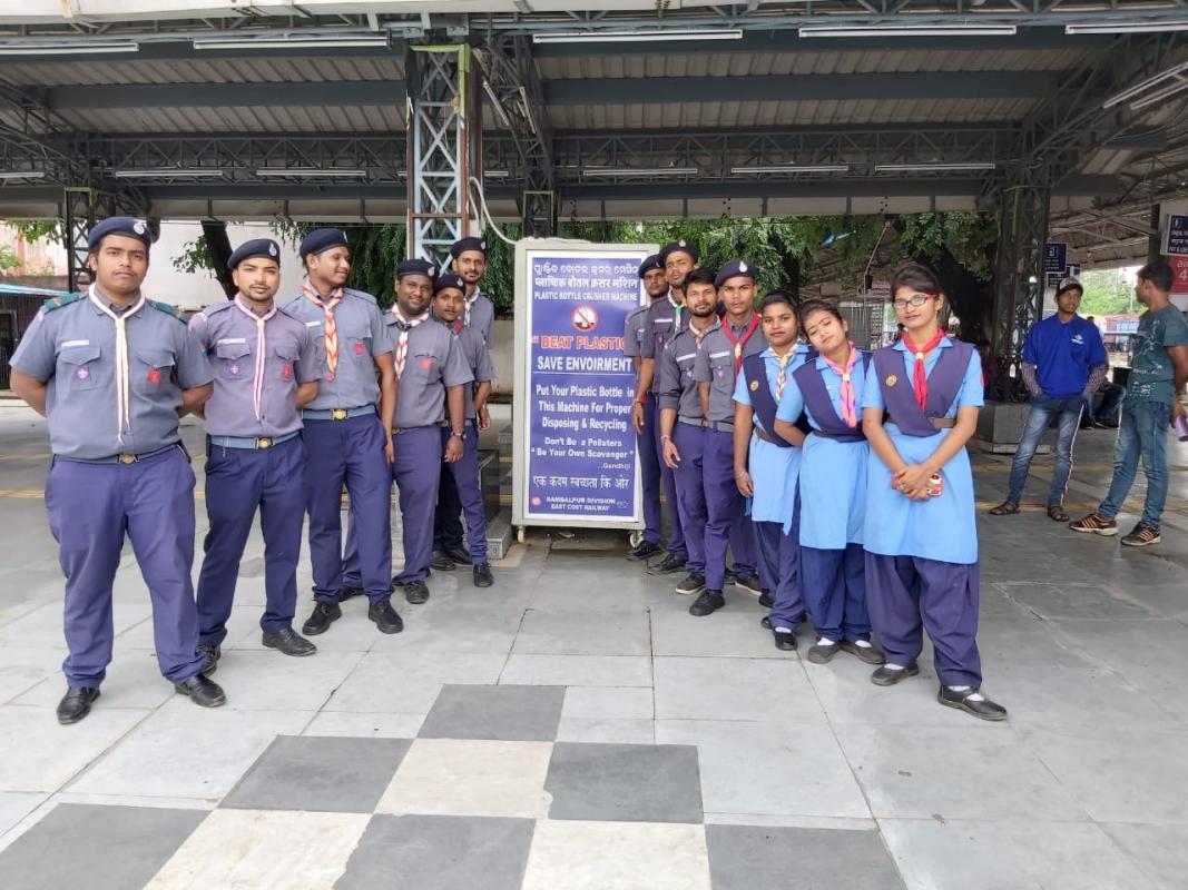 RALLY TO EDUCATE PUBLIC ON PLASTIC BAN IN RAILWAY STATION  143K