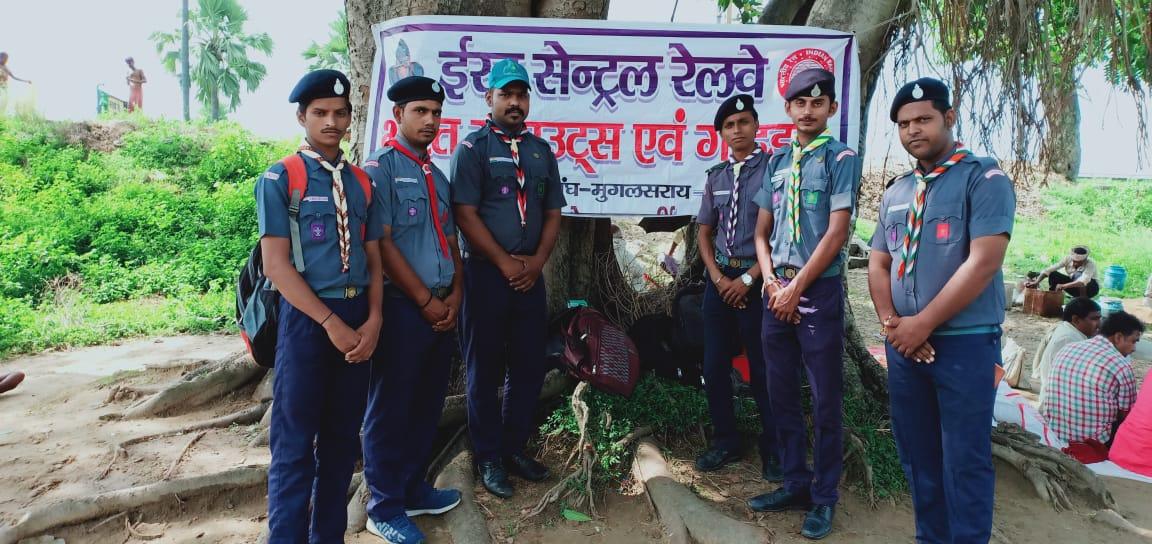 piktarpak Mela me sewa dete hue. 