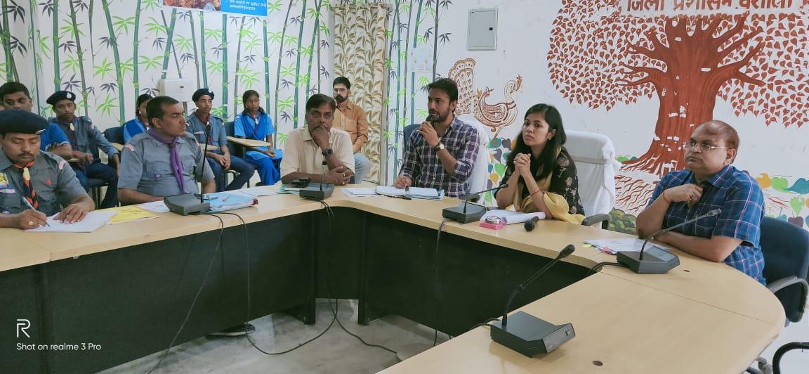 कार्तिक पूर्णिमा मेला में अपना सहयोग देने हेतु जिला पदाधिकारी ने किया स्काउट गाइड के साथ बैठक
