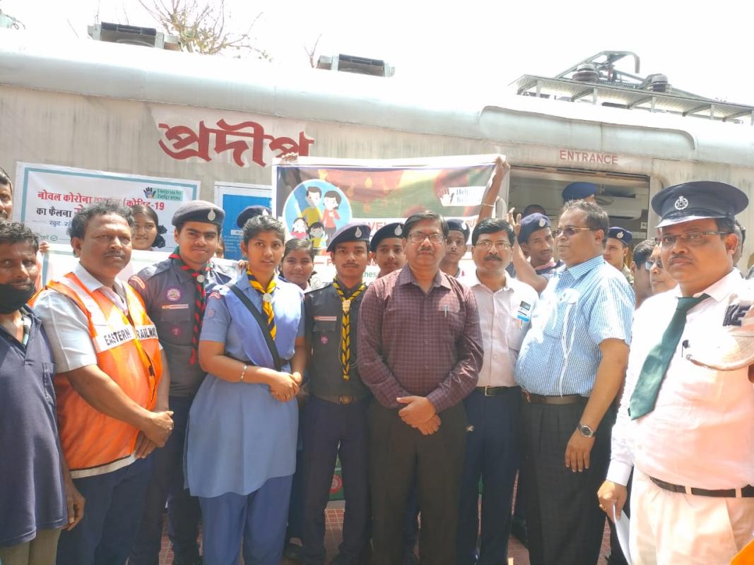 Awareness programme for corona virus at Railway Station by Scouts and Guides of Sealdah District of Eastern Railway State 