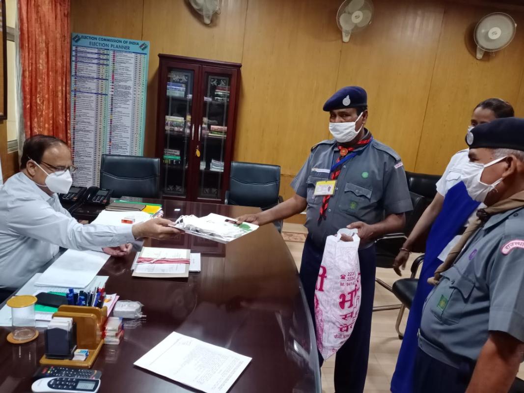 श्रीमान जिला कलेक्टर हनुमानगढ़ को मास्क देते हुए सचिव स्थानीय संघ हनुमानगढ़ जंक्शन