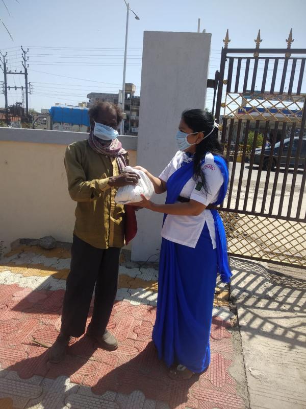 कोरोना से जंग / मास्क व सेनिटाइज का वितरण किया

