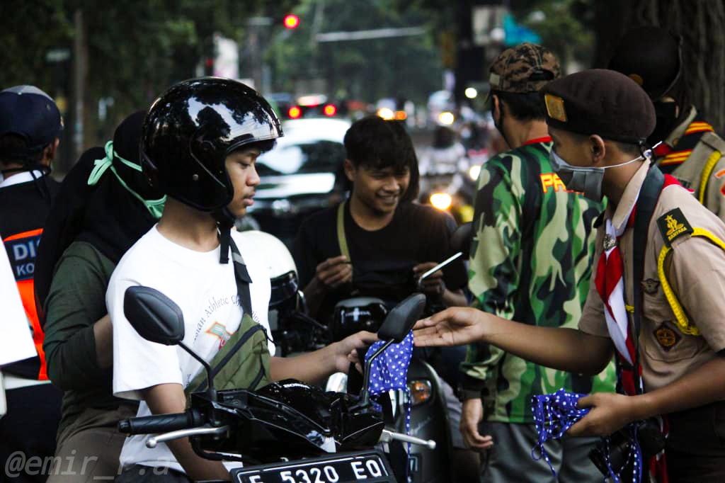 Saka Wira Kartika Kodim 0606 distributed masks to Drivers during COVID-19 Pandemic