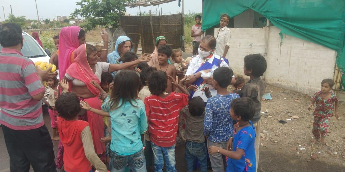 कच्ची  बस्ती  में खाद्य  सामग्री  व फल  वितरित  करते  हुए 
