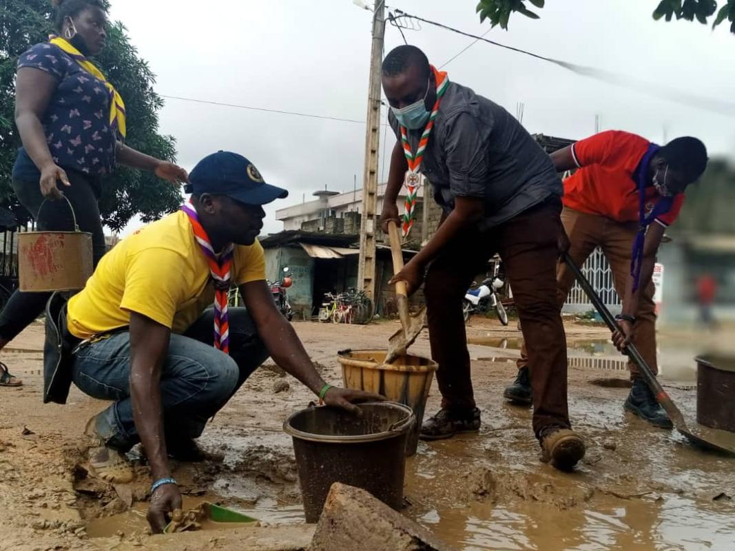 Les Scouts de Côte d'Ivoire apporte leur assistance aux personnes sinistrées par les récentes inondations.
