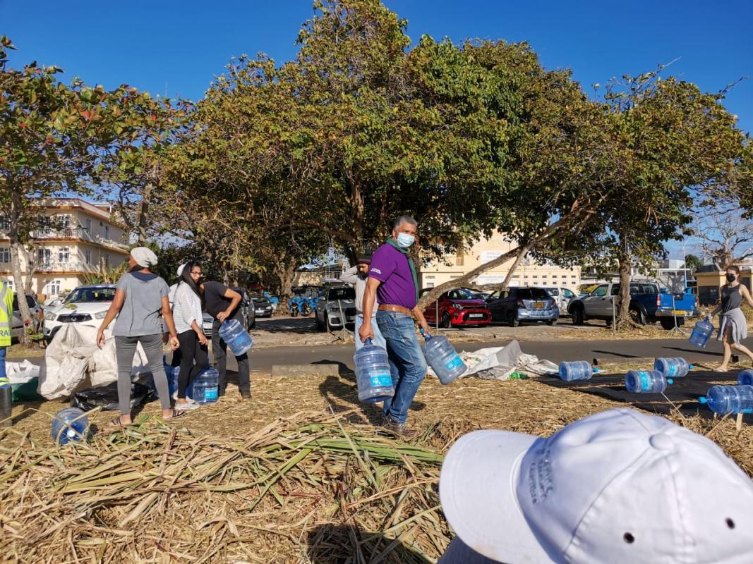 Scouting Response to the Oil Spill Disaster in the lagoon of Mauritius.