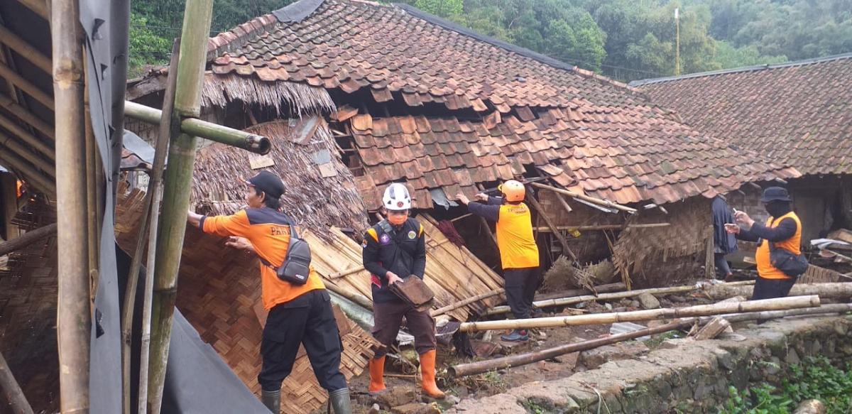 Flood in Bogor, West Java, Scout to the Rescue