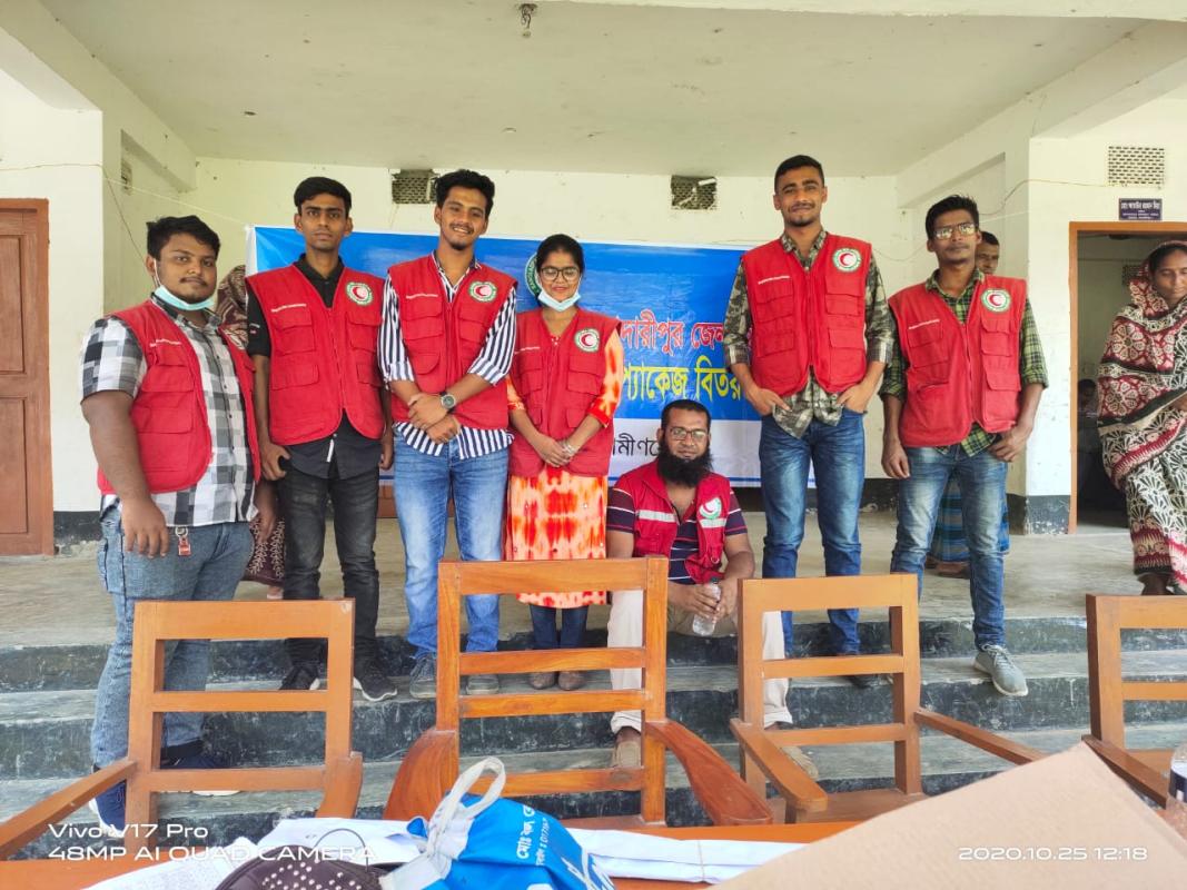 নদী_ভাঙ্গন_এবং_বন্যার্তদের
মাঝে খাদ্য-প্যাকেট বিতরণ। 