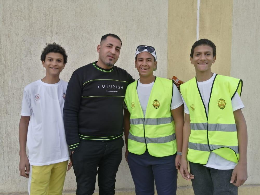 محادثه مع افراد من مسافرين عن اهداف تنميه مستدامه