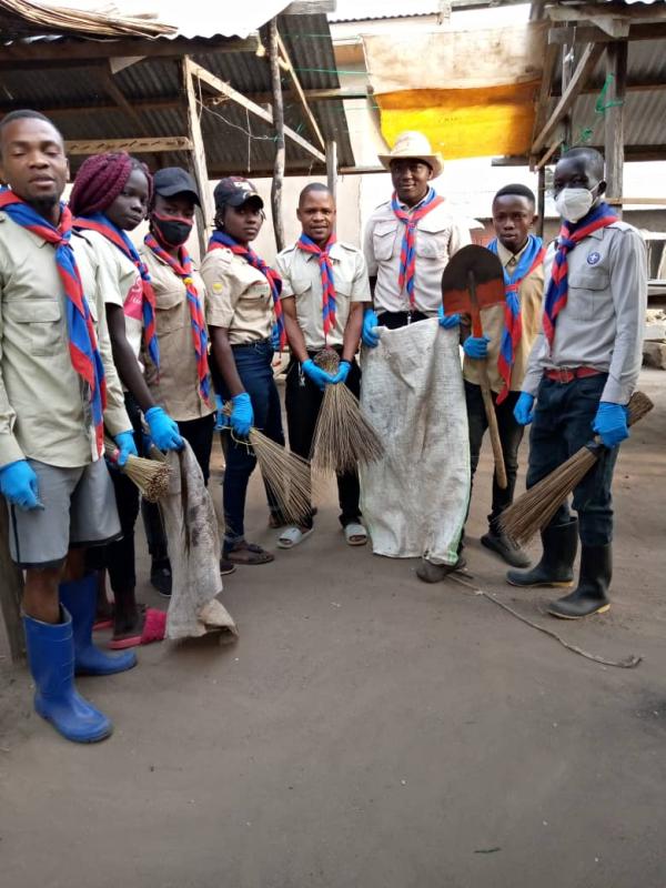 Ce lundi 22 février 2021, les scouts du groupe Saint Jean Bosco CHARMANT/Bunia ont assaini le marché hoho de la ville de Bunia pour répondre aux besoins des marchands confrontés à la salubrité.