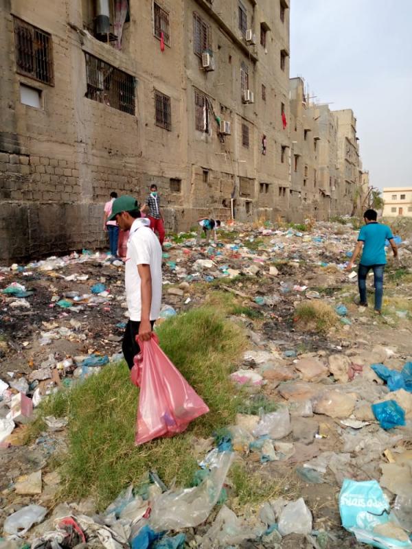 reuse plastic - cleaning road