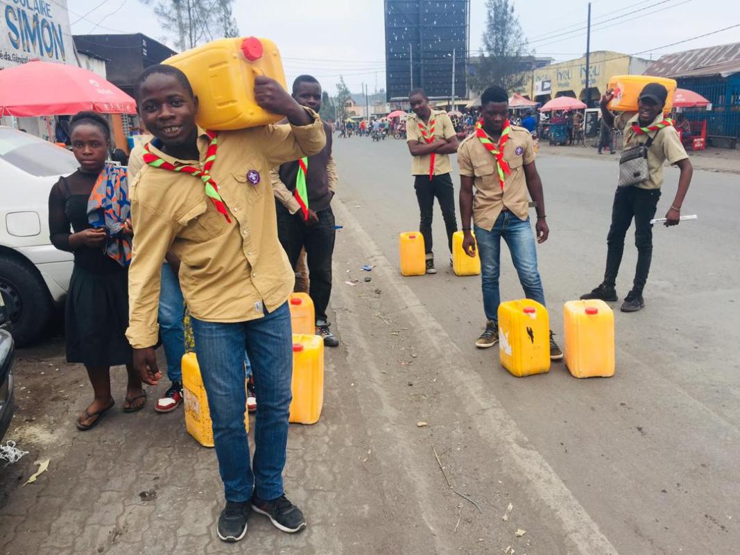 LES SCOUTS AU SECOURS DES PERSONNES A MOBILITE REDUITE, AUX ENFANTS ET AUX FEMMES A GOMA.