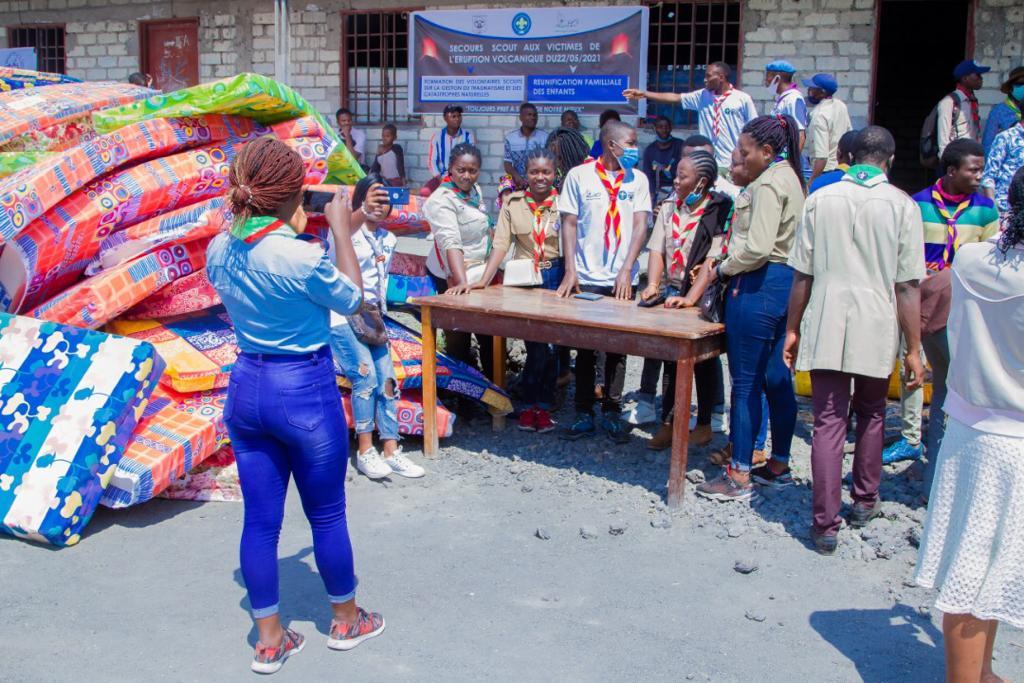 LES SCOUTS DE GOMA EN COLLABORATION AVEC LE CLUB ROTARY AU CHEVET DES SINISTRES DU NYIRAGONGO