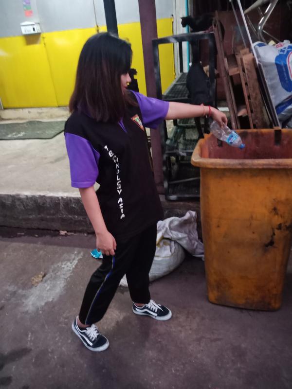 ทิ้งขยะลงถัง