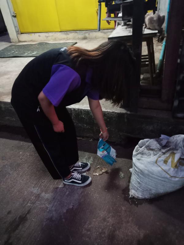 เก็บขยะบริเวรหน้าบ้าน