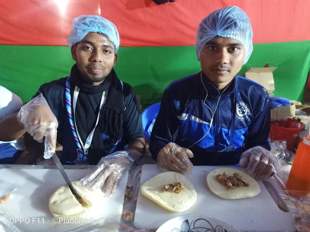 অংশগ্রহণকারীদের জন্য খাবার প্রস্তুত করা। 