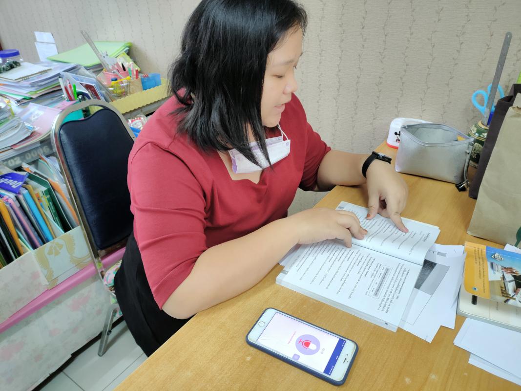อ่านหนังสือให้คนตาบอดฟัง