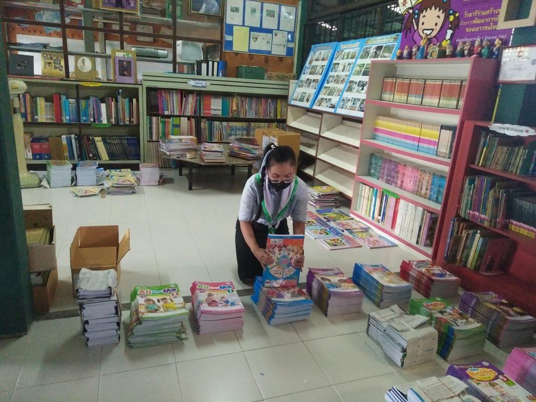 จิตอาสาจัดหนังสือห้องสมุด