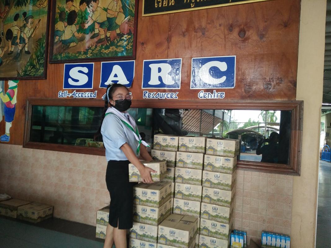 จิตอาสาจัดเรียงลังนม