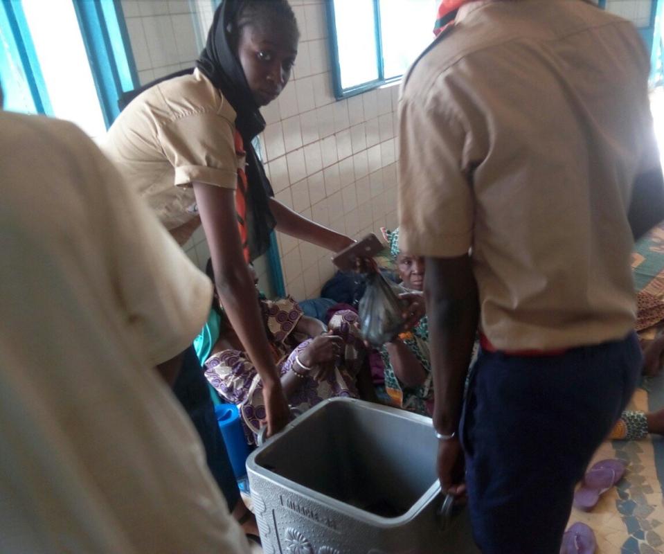 DON À L'HOPITAL/ DONATION AT THE HOSPITAL