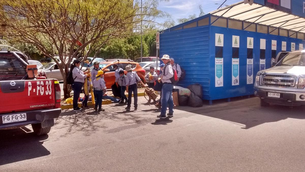Lobatos en el punto de reciclaje.