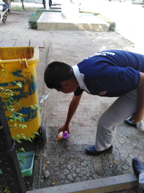 เก็บขยะที่พื้น