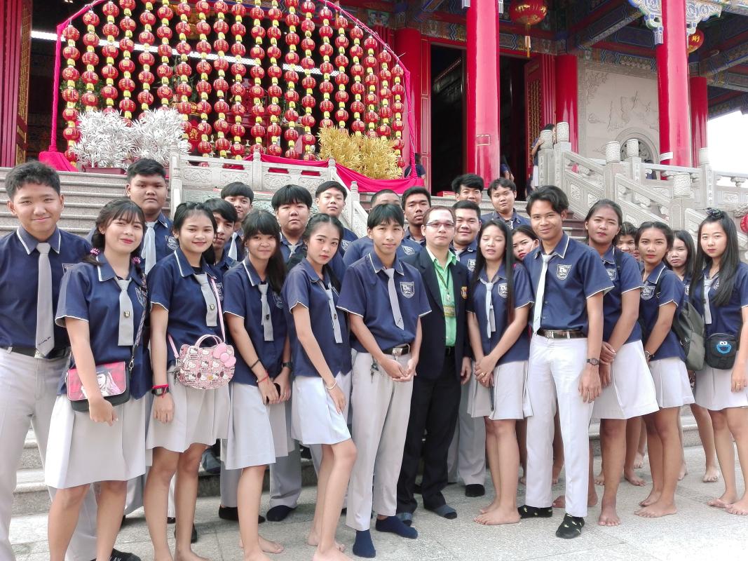 นำนักเรียนไหว้พระทำบุญ