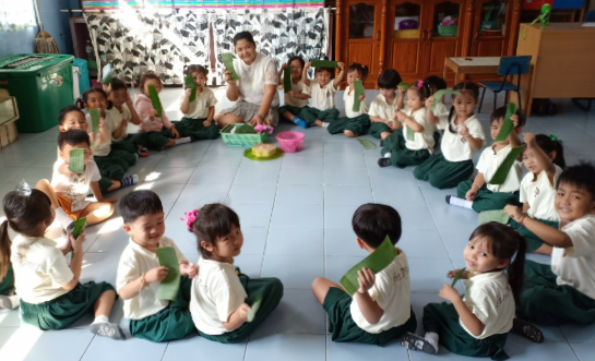 #No plastic. #Help each other use banana leaves to wrap food.#Connect2Earth#Mop_Thailand