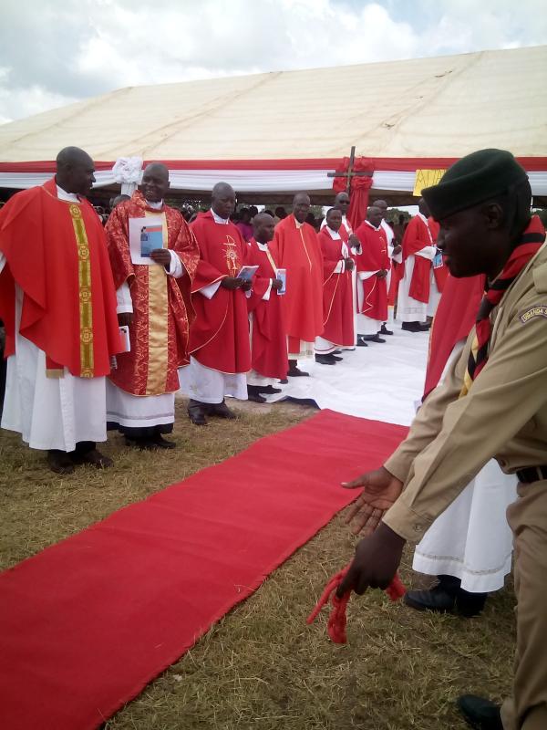 Soroti scouts Doing their Duty to God during the concecreation of of the new bishop of the Catholic Diocesis