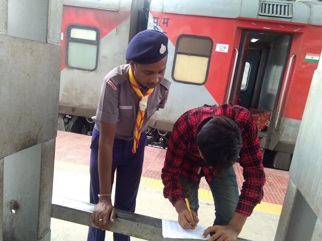 Railway Station pr pesenjer se feedback bharwate hue.. 