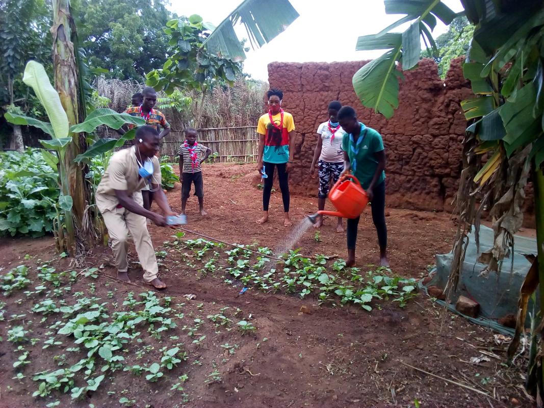 réalisation du jardin par les scouts du Bénin