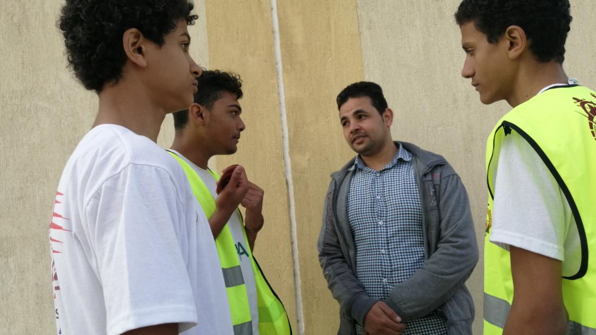 محادثه مع افراد من مسافرين عن اهداف تنميه مستدامه