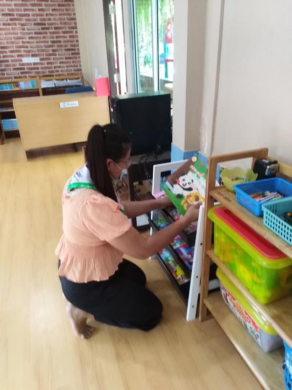 จัดเรียงชั้นวางหนังสือนิทาน