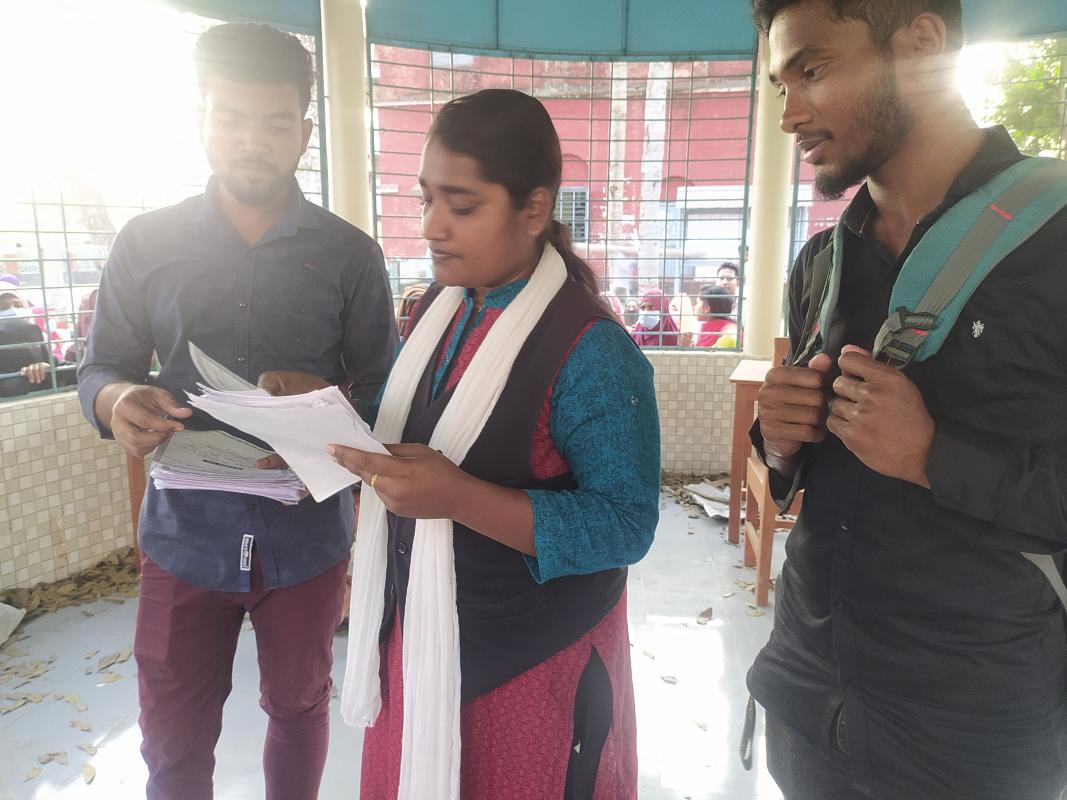 কলেজে প্রত্যয়ন বিতরণ 