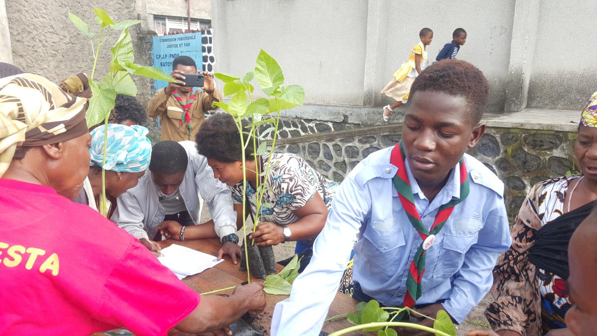 A GOMA LES SCOUTS SENSIBILISENT ET MOBILISENT AU REBOISEMENT COMMUNAUTAIRE DANS LES QUARTIERS ET EGLISES